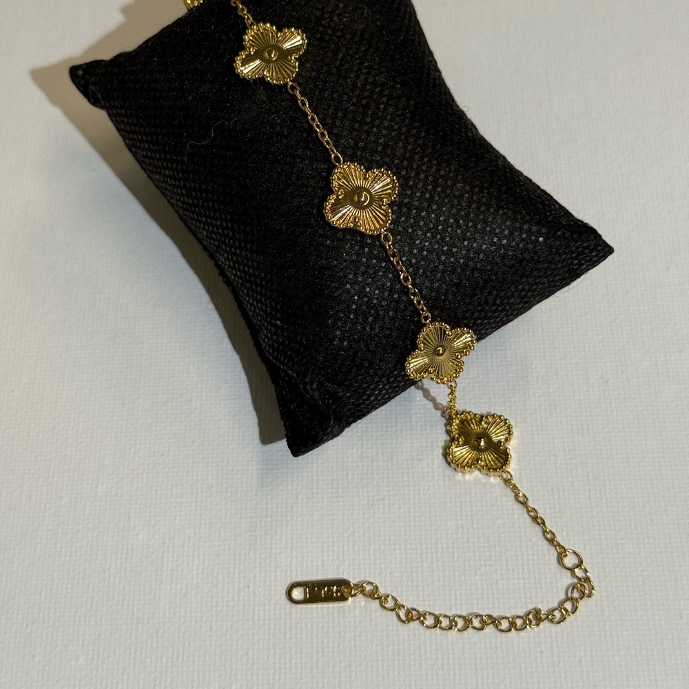 18K Gold floral bracelet Stainless Steel Clover Flower Luxury Look - Picture 9 of 12